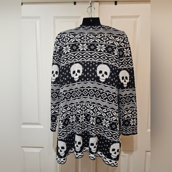 PLUS SIZE - Torrid Black White Skull Fair Isle Nordic Knit Drape Front Cardigan - Picture 2 of 3